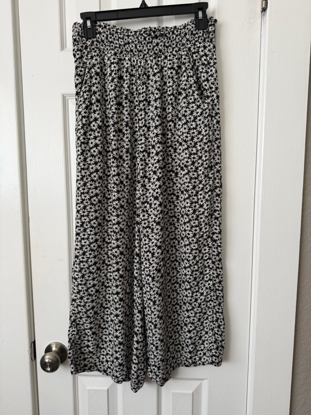 American Eagle Black and White Floral Wide-Leg cropped pants